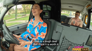 Потерявший кошелек чувак расплачивается сексом с таксисткой Леди Ганг