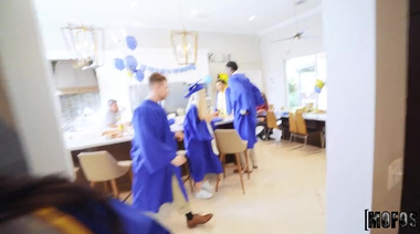 Выпускники колледжа устроили жаркий секс втроем на студенческой вечеринке