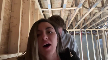 Парни по очереди трахают на стройке милую онлищанщицу Брайс Адамс