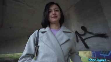 Хрустящие купюры делают возбужденной русскую шлюшку Мэдисон Куинн