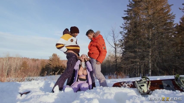 Зимние каникулы с первым двойным проникновением для грудастой Энджел Янгс