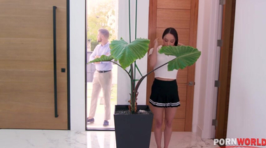 Возбужденная студентка Алексис Тэ выполняет домашнее задание по аналу