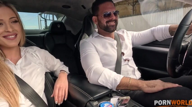 Пострадавший вместе с полицейским ебут в две дырки виновницу ДТП Риа Санн