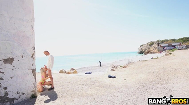 Безумный публичный анал с блондинкой Энджи Линкс на общественном пляже