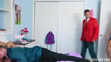 Криптотрейдеры Джимми Майклс и Ники Ребел помогают сводным сестрам на мели