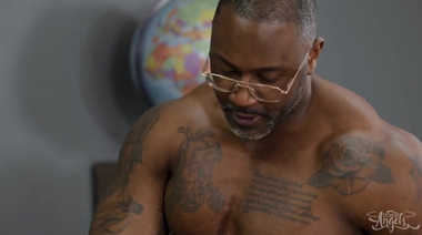 Студентка-транс Кейси Кей на экзамене оттрахана в очко черным учителем