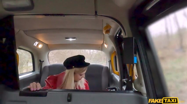 Властная домина Муса Мартина трахнула таксиста по пути в БДСМ клуб