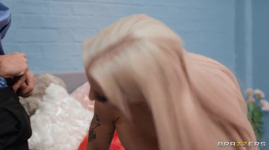 Личный помощник порноактрисы Скайлер Маккей - идеальная работа Дэнни Ди