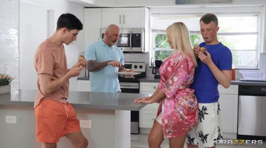 Праздничный групповой секс с Викторией Лобов и Кэлли Блэк на День матери