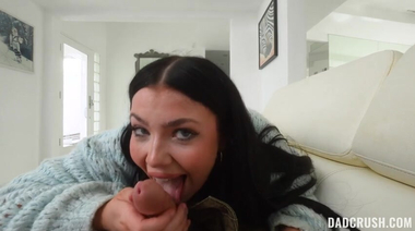Отчим-мотиватор трахает пышную падчерицу Холли Дэй перед экзаменами