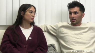 Терапевт Афина Андерсон учит парня удовлетворять желания Китти Вэлэнс