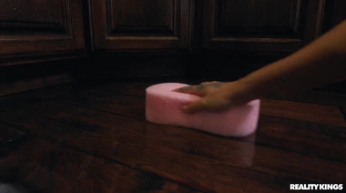 Милфа Дженнифер Уайт трахается со служанкой Хлоей Темпл опередив мужа