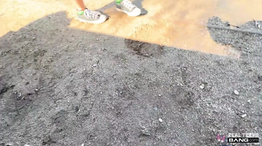 Молодая зубрилка в очках Мэдисон Уайлд трахается в отеле с незнакомцем