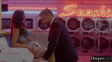 Зрелая мадемуазель Пенни Барбер соблазнила мужчину на секс в прачечной