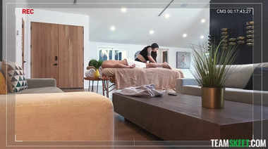 Скрытые камеры в отеле снимают секс массаж с красоткой Жасмин Уайлд