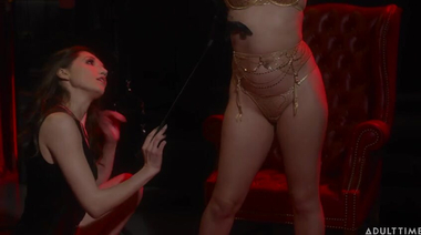 Мастурбирующая в ванной Майя Вульф фантазирует о БДСМ с Леаной Лавингс