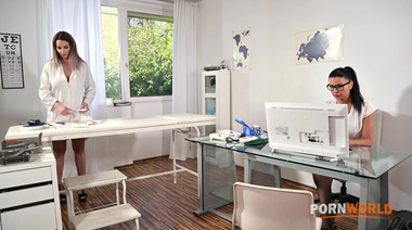 Групповая врачебная практика двойного траха с Хлоей Ламур и Аней Кински