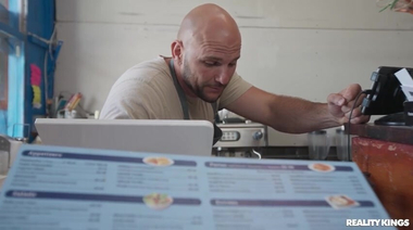 Бариста в кафешке ДжейМак подал мулатке Уиллоу Райдер анальный десерт