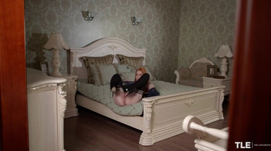 Таинственная незнакомка подглядывает за мастурбирующей Кайрой Лав