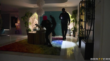 Пойманные воришки большими членами ебут в две дырки хозяйку Кайлу Кайден