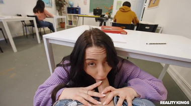 Жопастая зубрилка Мэнди Мьюз дала списать сокурснику после анала