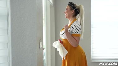 Пышная охотница на сперму Кэлли Брукс ебется с соседом пока мужа нет дома