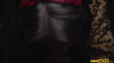 Чешский таксист загнал такси в гараж и отодрал клиентку Кристал Черри