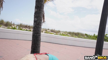 Сговорчивая блонда с натуральной грудью заработала сексом с Джонни Лавом