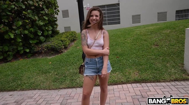 Милашка Лаки Энн на полном ходу трахается в микроавтобусе с пикапером