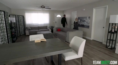 Заочник Крис Эпик проходит секс обучение со студенткой-готкой Лолой Фэй