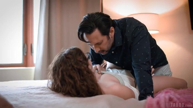 Влюбленная в учителя милашка Леана Ловингс идет на шантаж ради секса