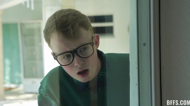 Подруги на девичнике пустили по кругу очкастого ботаника Джимми Майклса