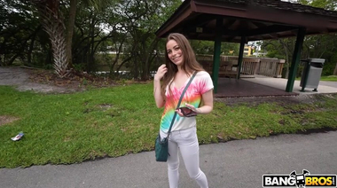 Денежное стимулирование подтолкнуло крошку Рене Роуз на секс в BangBus