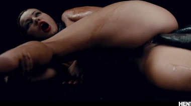 Сексуальная агент Черри Кисс из M.I.B. провалила задание на чужой планете