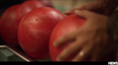 Лила Лав играет в опасный боулинг со скользкими щупальцами монстра