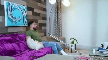 Исцеляющий секс с мачехой Эланой Баннз помогает пасынку вылечить перелом