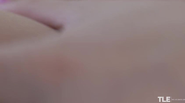 Блондинка в нейлоновых колготках Катя Джи пальцами массирует точку G