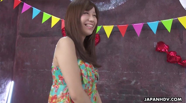 Японка Чихиро Акино дрочит между сисек маленький член своего фаната