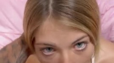 Мужик снимает на телефон страстный секс с подругой дочери Эммой Багг