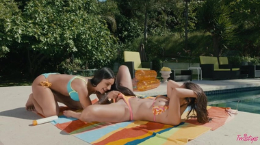 Дженни Роуз трахается с подругой лесбиянкой Эйприл Олсен за спиной у мужа