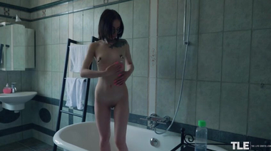 Намасленная телка Полли Стар скользит пальцами по клитору в ванной