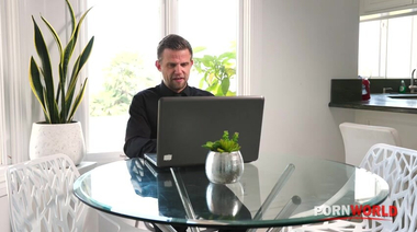 Доминирующий мужик грубо порет в задницу покорную блонду Кристи Стивенс