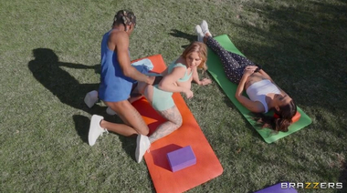 Дэмион Дайски за спиной у девушки изучает секс йогу с грудастой Брэнди Рене