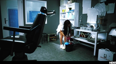 Уборщица в секретной лаборатории Эмири Момота утопает в слизи чудовища