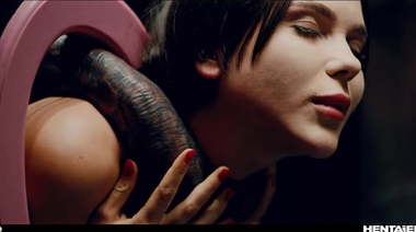 Грудастая брюнетка Мэри Бамбола стала для монстра секс куклой в коробке