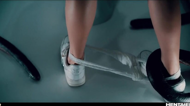 Студентка Стефани Кайлер оттрахана тентаклями в общественном туалете