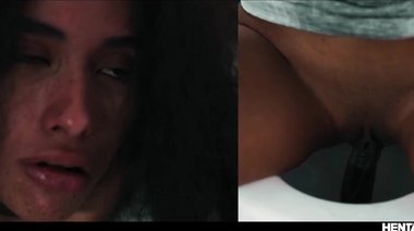 Инопланетные щупальца по запаху отыскали киску латинки Мии Никс в туалете