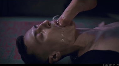 Зомбированная официантка Ребекки Волпетти высасывает сперму из бармена