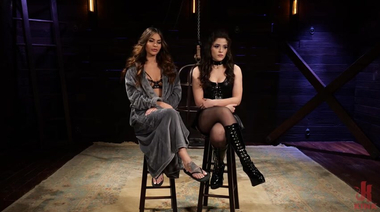 Госпожа Виктория Вокс измывается над анальной дыркой рабыни Николь Арии