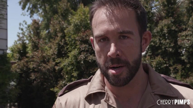 Лейтенант полиции поймал громко мастурбирующую во дворе Эйприл Олсен